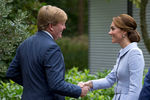 Герцогиня Кембриджская приветствует короля Нидерландов Виллема-Александра после прибытия в Гаагу