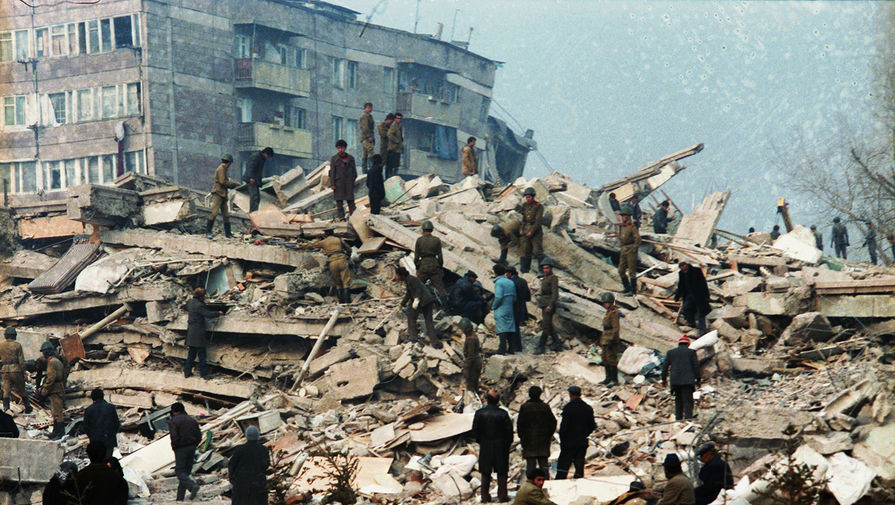 Спитакское землетрясение в Армении. Развалины на улицах Ленинакана. 9 декабря 1988 года