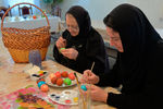 Монахини украшают яйца к празднику Святой Пасхи в Свято-Казанском женском монастыре в городе Троицке Челябинской области