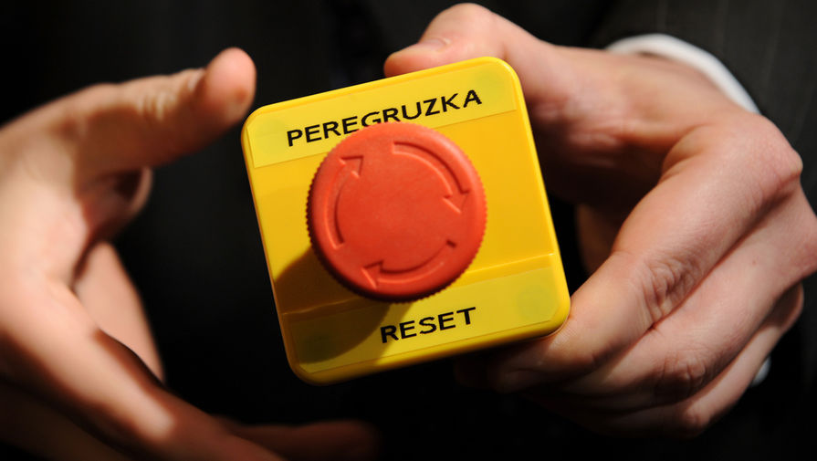 Макет кнопки «Reset» («Перезагрузка»), которую государственный секретарь США Хиллари Клинтон вручила министру иностранных дел России Сергею Лаврову в ходе двусторонней встречи в Женеве, 6 марта 2009 года