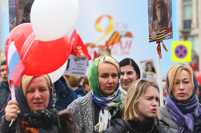 Участники во время акции «Бессмертный полк» в Москве