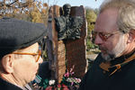 Отец Дмитрия Холодова Юрий Холодов и главный редактор «МК» Павел Гусев (слева направо) на Троекуровском кладбище в 10-летнюю годовщину убийства журналиста, 2004 год