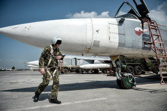 Российский фронтовой бомбардировщик Су-24 готовится к вылету с авиабазы Хмеймим в сирийской провинции Латакия