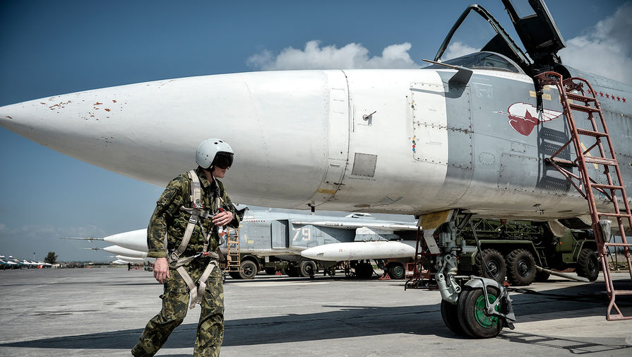 Российский фронтовой бомбардировщик Су-24 готовится к вылету с авиабазы Хмеймим в сирийской провинции Латакия