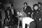 Харви Ли Освальд на носилках после выстрела Джека Руби в Далласе, 24 ноября 1963 года