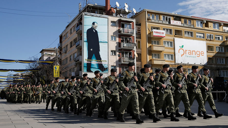 Служащие Сил безопасности Косова во время марша в Приштине в честь восьмой годовщины провозглашения независимости от Сербии, февраль 2016 года