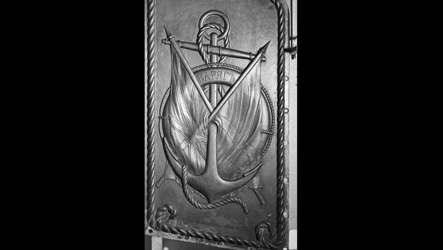 Щит-эмблема крейсера «Варяг». Центральный военно-морской музей.