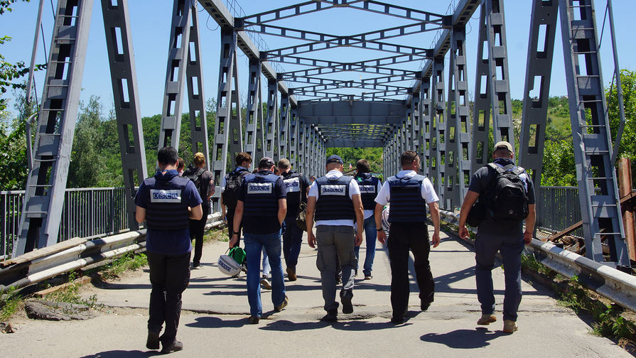 Представители ОБСЕ, прибывшие для наблюдения за первым этапом отвода украинских подразделений, в районе пропускного пункта «Станица Луганская», июнь 2019 года