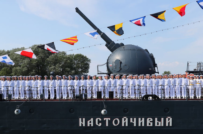 Калининград. Моряки на борту эскадренного миноносца «Настойчивый» во время военно-морского парада в честь Дня Военно-Морского Флота России, 28 июля 2019 года
