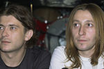Участники группы «Би-2» Лева (Егор Бортник) и Шура (Александр Уман) на презентации своего альбома «Drum(a)», 2002 год 