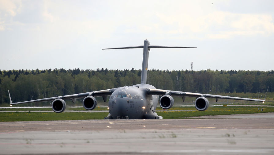 Американский военный самолет С-17 с первой партией аппаратов ИВЛ в московском аэропорту Внуково-3, 21 мая 2020 года