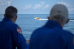 Сотрудники и астронавты NASA в ожидании приводнения корабля Crew Dragon в Мексиканском заливе, 2 августа 2020 года