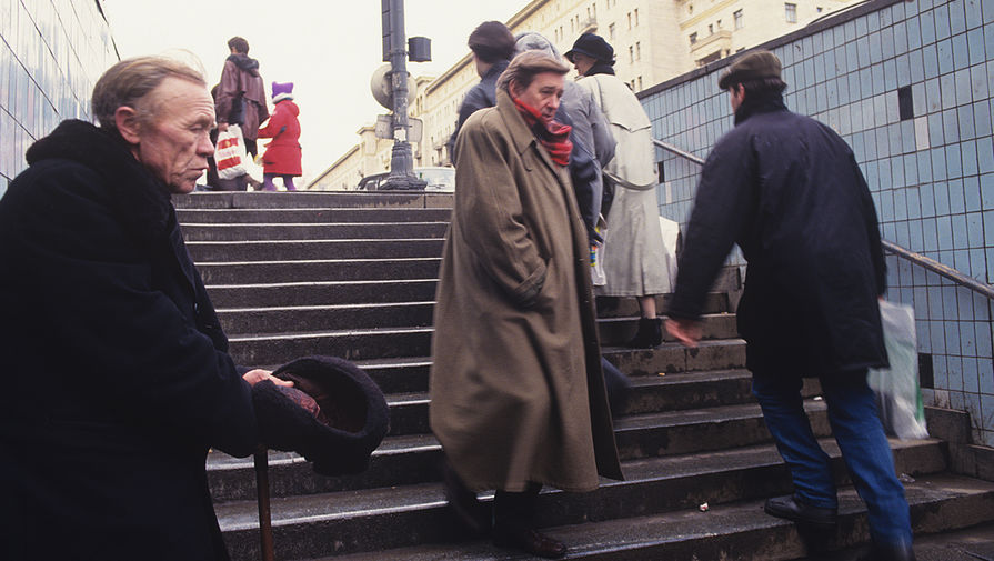 Театральный режиссер Роман Виктюк во время фотосессии в&nbsp;Москве, 1994 год