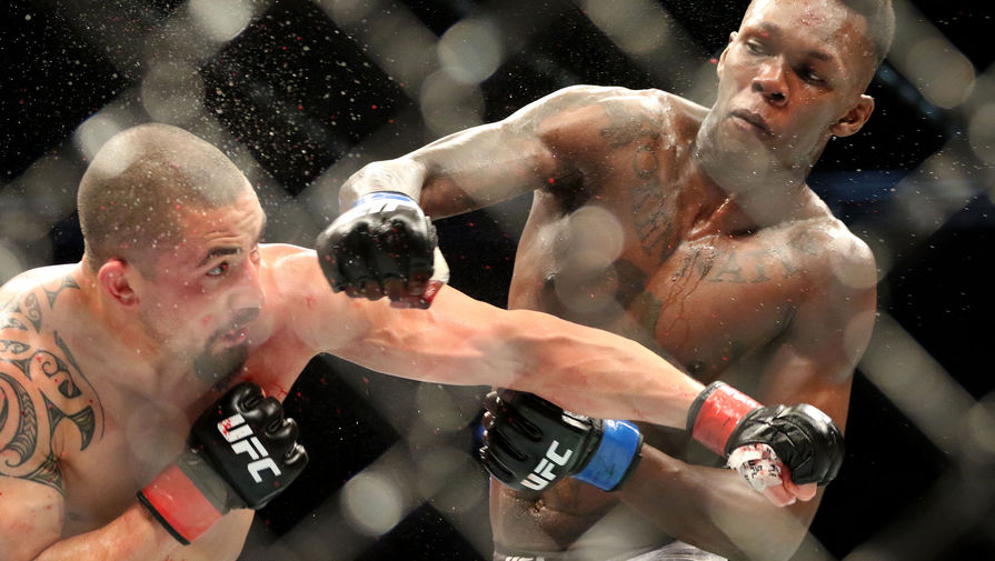 Адесанья вышел на поединок UFC 276 против Каннонье с урной для праха