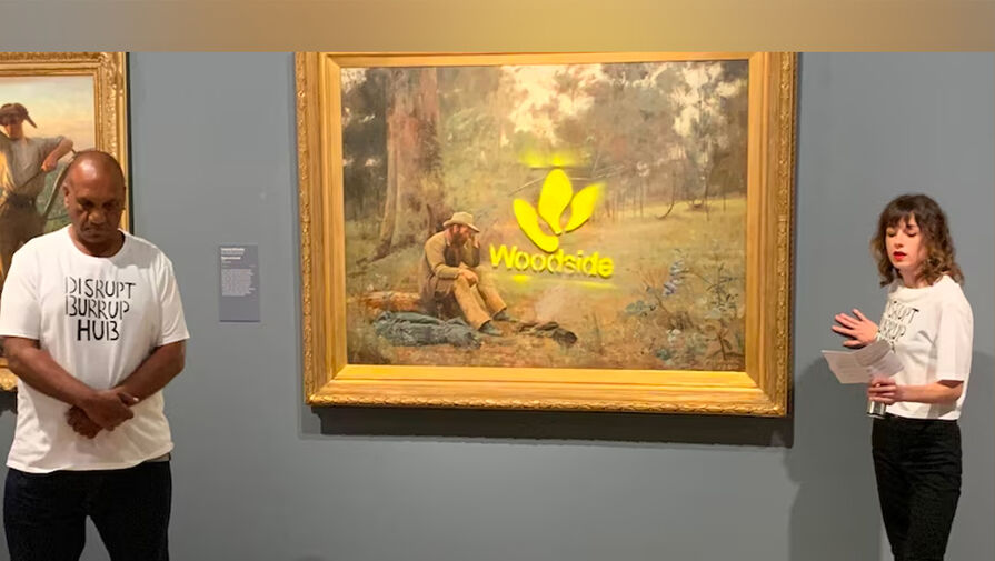 Испачкавшую картину XIX века экоактивистку задержали в Австралии