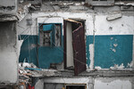 Вход в квартиру в разрушенном в ходе боев здании квартала Юбилейный в Авдеевке, февраль 2024 года