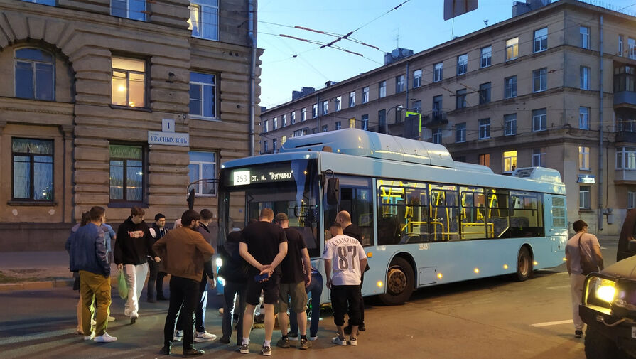 Россиянку на электросамокате затащило под автобус после ДТП