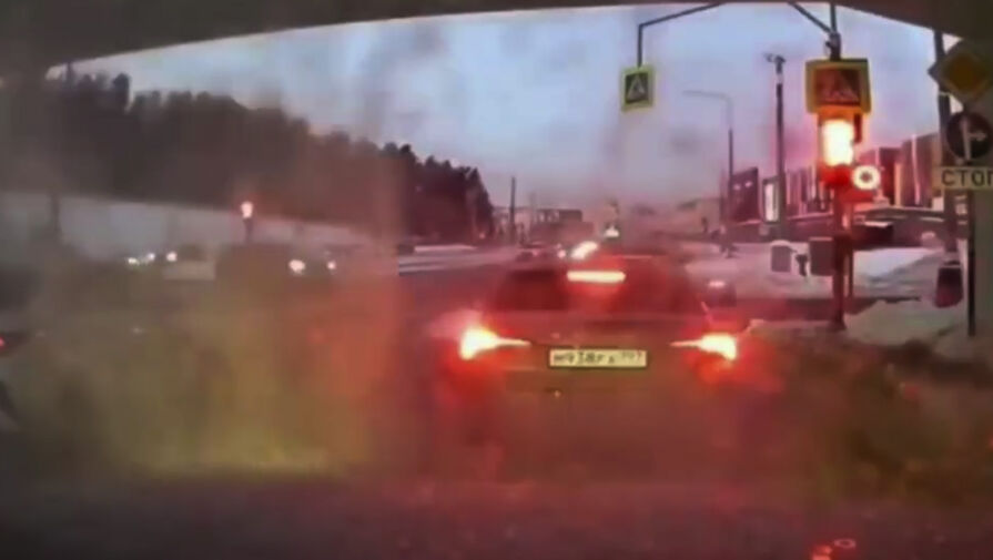 На видео попало, как неизвестные скидывают с моста глыбы льда на машины в Москве