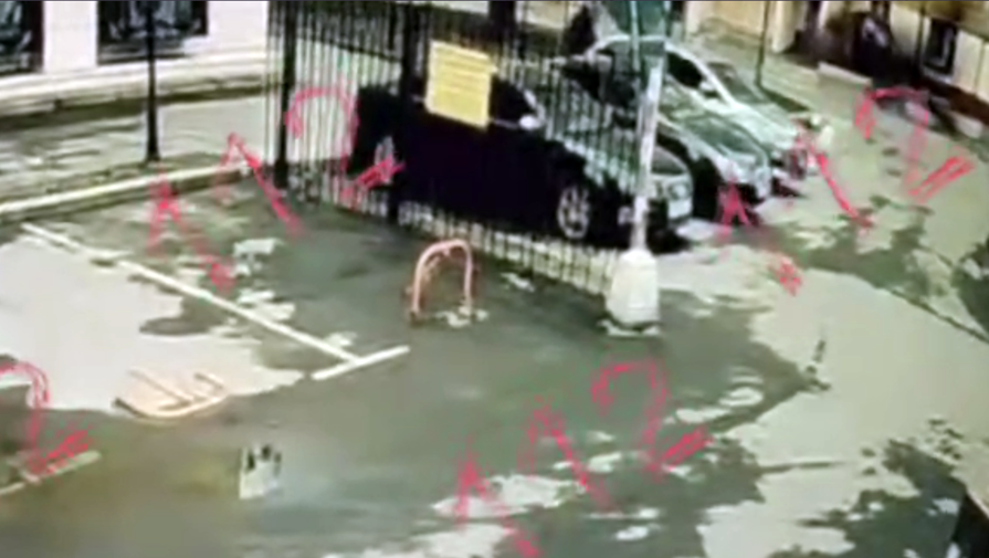 На видео попало, как Lexus с женщиной в салоне разбился о здание