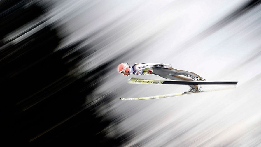 Участник соревнования по&nbsp;прыжкам на&nbsp;лыжах с&nbsp;трамплина в&nbsp;Инсбруке