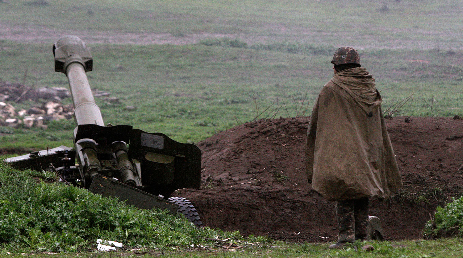 Военнослужащий армии НКР в зоне боевых действий