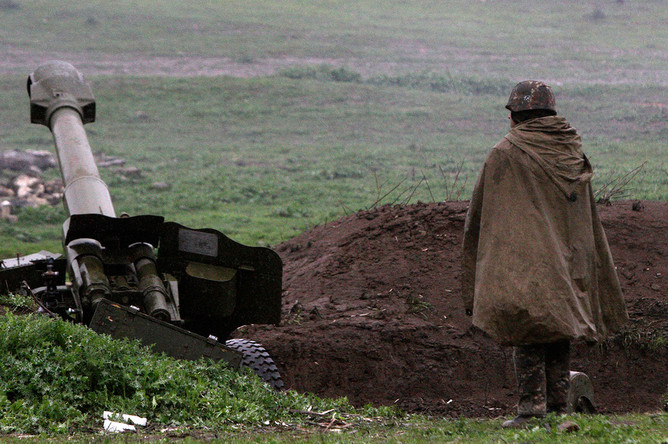 Военнослужащий армии НКР в зоне боевых действий
