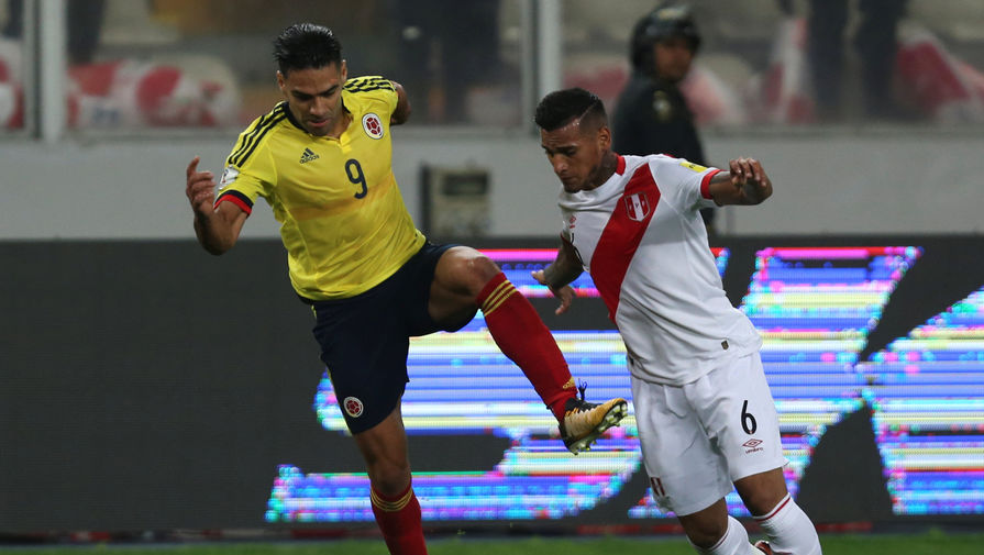 Фалькао (слева) отметился в матче с Перу голевой передачей и неоднозначным поведением