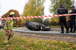 Перевернутый автомобиль после угона кареты скорой помощи в Осло, 22 октября 2019 года