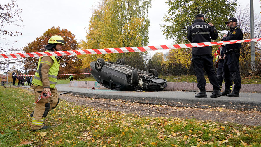 Перевернутый автомобиль после угона кареты скорой помощи в&nbsp;Осло, 22 октября 2019 года