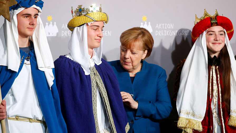 Канцлер Германии Ангела Меркель с исполнителями колядок во время приема в Берлине, Германия, 7 января 2020 года
