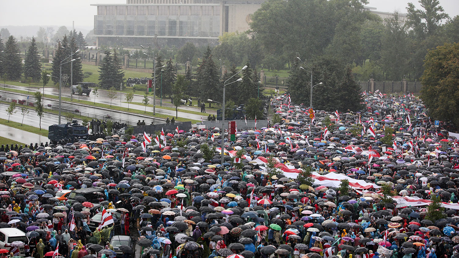 Участники «Марша единства» напротив Дворца независимости в Минске, 6 сентября 2020 года