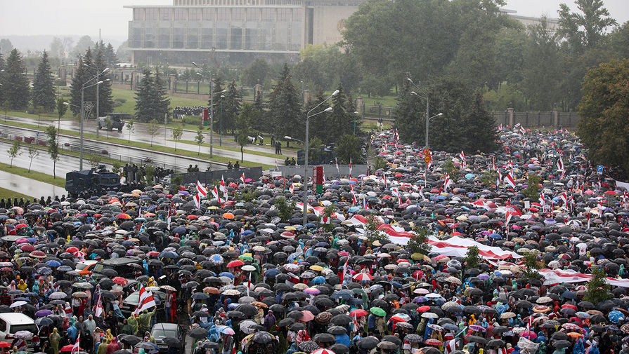 Участники «Марша единства» напротив Дворца независимости в&nbsp;Минске, 6 сентября 2020 года