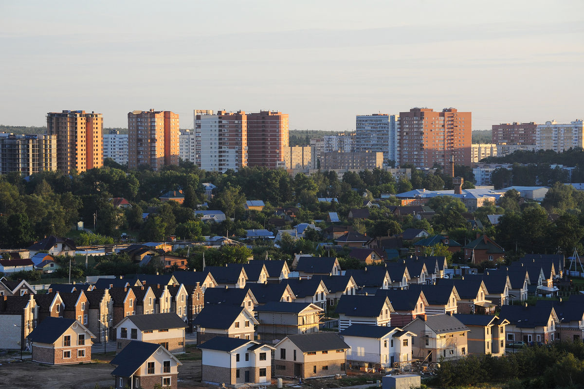 В РФ зафиксировали ажиотажный спрос на загородные дома и участки -  Газета.Ru | Новости