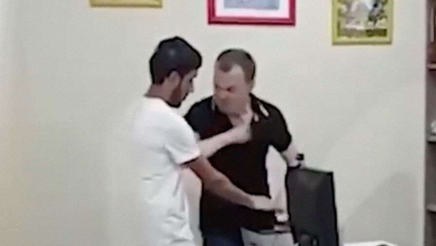В Воронеже сотрудник миграционного центра избил мужчину, пока он сдавал отпечатки пальцев