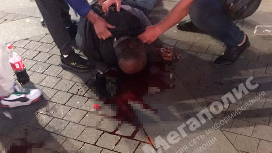 В Петербурге трое пьяных мужчин приняли темнокожего за американца и избили