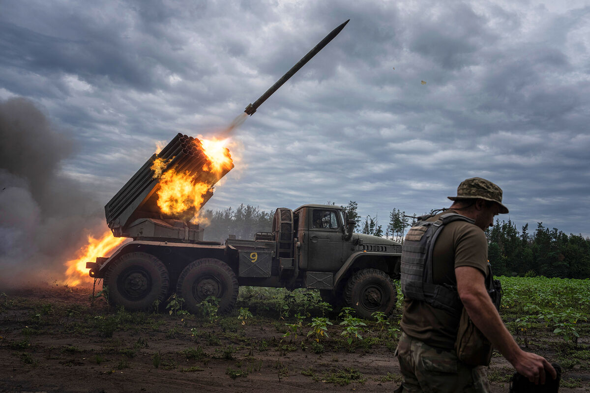 Украинская РСЗО БМ-21 «Град» стреляет в сторону российских позиций на линии фронта в Харьковской области, Украина, 2 августа 2022 года