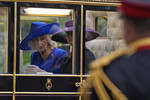 Королева Великобритании Камилла и первая леди США Мелания Трамп наблюдают за шествием экипажей по территории Виндзорского замка во время государственного визита президента США в Великобританию, 17 сентября 2025 года.