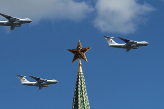 Самолеты Ил-76 во время репетиции воздушной части военного парада в Москве