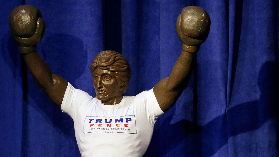 Статуя в виде боксера Рокки на сцене перед мероприятием президентской кампании Дональда Трампа в Пенсильвании, 22 сентября 2016 года