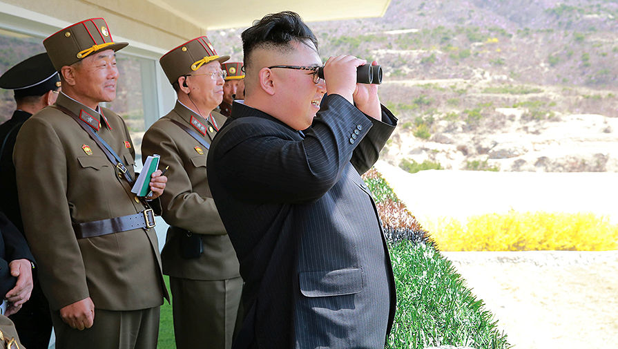 Высший руководитель КНДР Ким Чен Ын во время учений Корейской народной армии. Фотография опубликована 13 апреля 2017 года