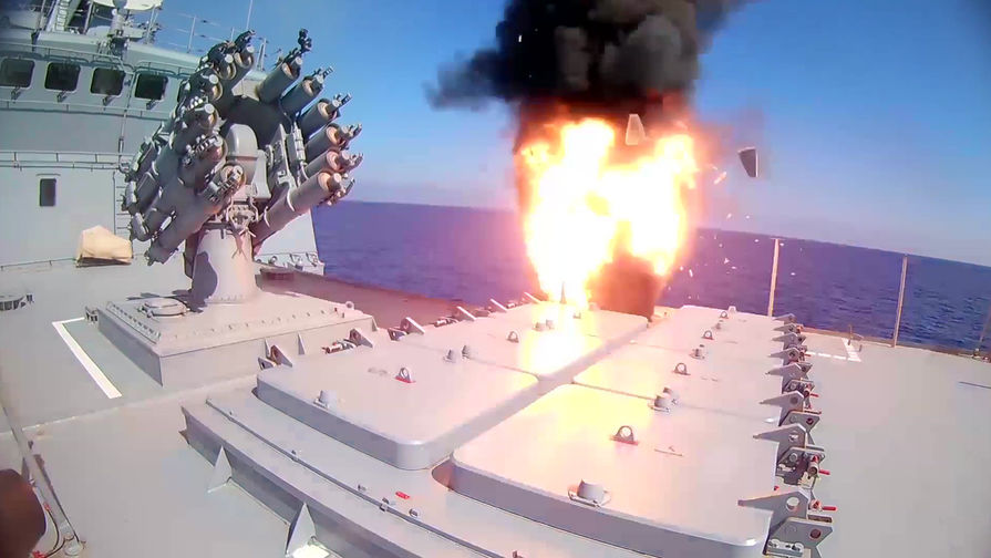 Запуск крылатых ракет с фрегата «Адмирал Эссен» по целям в районе сирийской Пальмиры. Видеозапись предоставлена Минобороны России 31 мая 2017 года