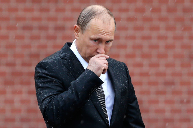 Президент России Владимир Путин во время церемонии возложения венков к Могиле Неизвестного Солдата у стен Кремля в День памяти и скорби, 22 июня 2017 года