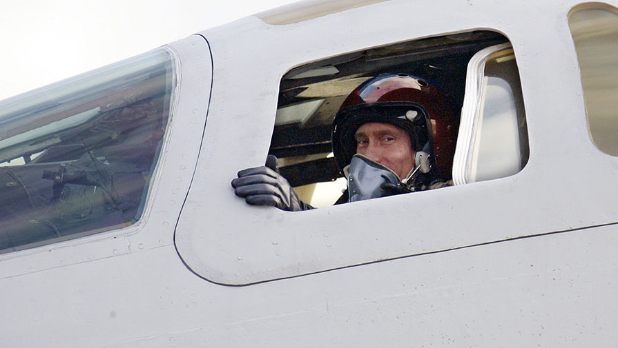 Владимир Путин в кабине пилота стратегического бомбардировщика Ту-160