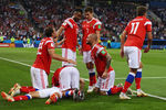 Игроки сборной России радуются забитому голу в матче 1/4 финала чемпионата мира по футболу между сборными России и Хорватии.