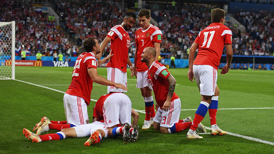Игроки сборной России радуются забитому голу в матче 1/4 финала чемпионата мира по футболу между сборными России и Хорватии.