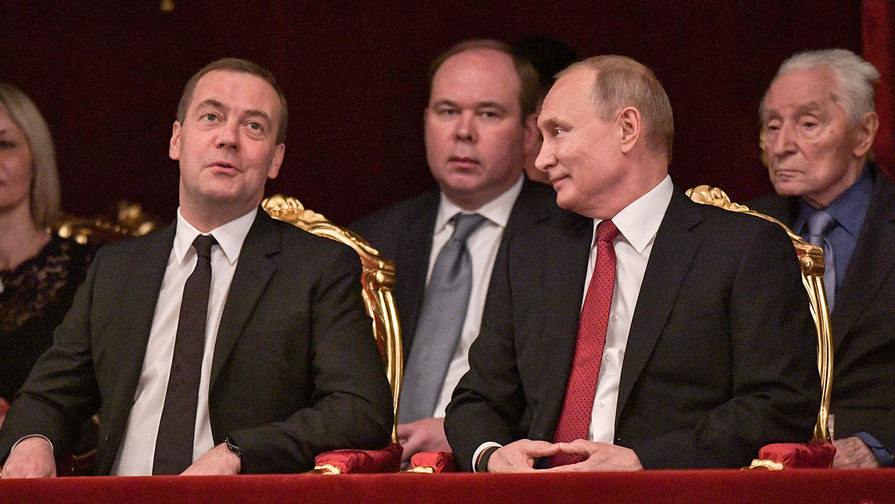 Премьер-министр РФ Дмитрий Медведев, руководитель администрации президента РФ Антон Вайно и президент России Владимир Путин (слева направо) 