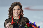 Аделина Сотникова, занявшая 3-е место в женском одиночном катании на V этапе Гран-при по фигурному катанию в Москве, во время церемонии награждения, 2015 год 