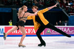 Анастасия Скопцова и Кирилл Алешин выступают с ритм-танцем на чемпионате России — 2022. 