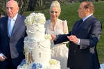 Сильвио Берлускони и Марта Фашина в день свадьбы, 19 марта 2022 года