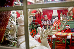Посетители во время фестиваля «Путешествие в Рождество» на Манежной площади в Москве